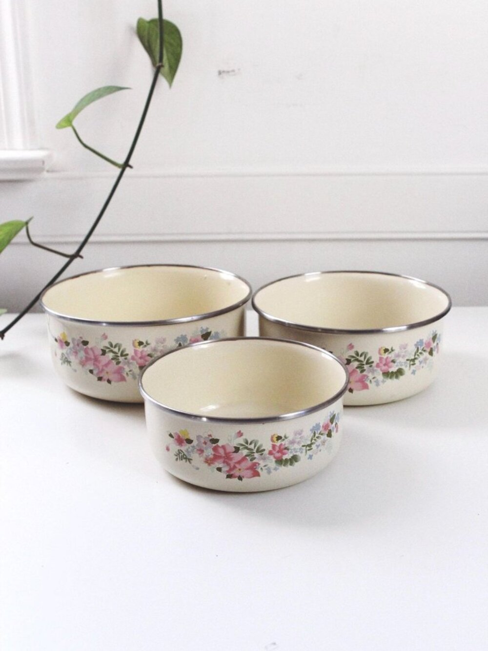 Vintage Kobe Enamelware Floral Nesting Bowls Set of 3